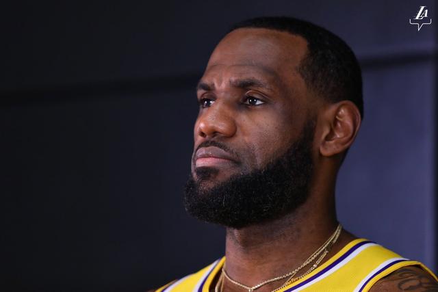 字母哥37分萨格斯32+9 雄鹿险胜魔术晋级四强